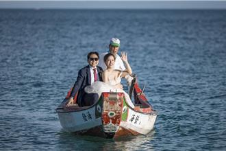 浪漫兼在地！「大目搖櫓船」當禮車 搶灘進場超吸睛