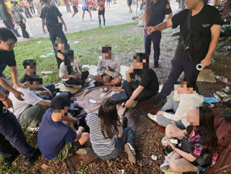 堤外公園變移工賭場！14名賭客遭逮　賭資28萬全扣押