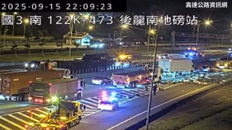 快讯》国3大山段货柜车翻覆　122.5公里南北车道「全是菜」