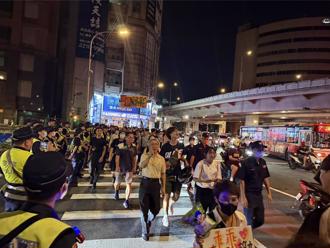 守圓環群眾爆衝突   黃敬平憶當年：汽油彈在身邊引燃