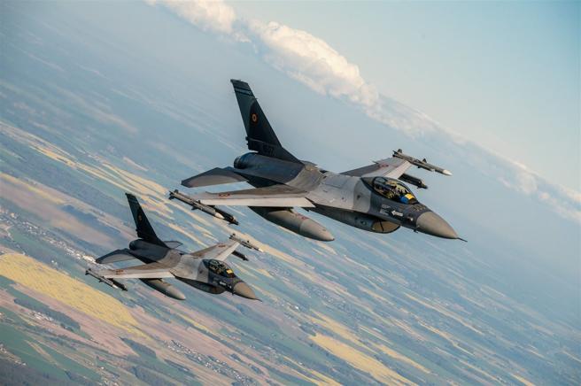 罗马尼亚领空遭俄国无人机闯入，为此罗国空军出动F-16战机应对。（取自罗马尼亚国防部「X」帐号）