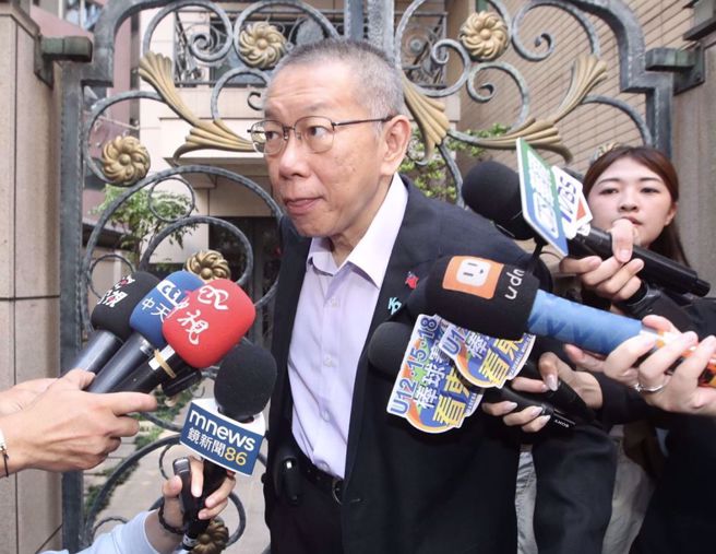 图为民眾党前主席柯文哲11日出门前往台北地院。（资料照片/陈君玮摄）