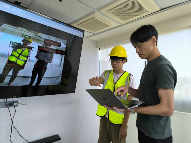 瑞艾科技研發出的iSeek平台，可透過現有監視器畫面進行即時影像分析工地現況，並結合SaaS（軟體即服務）與圖像處理演算法，讓各企業可以低成本導入AI技術（圖/李京昇攝）