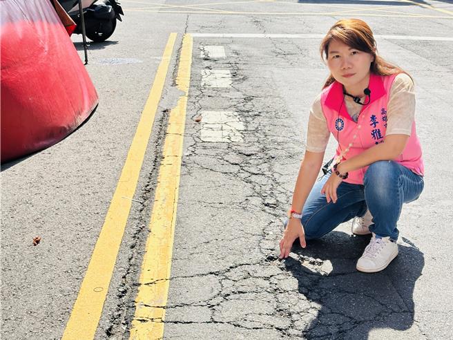 高市议员李雅静14日与特助出席地方活动，未料，步行行经华兴街时，特助竟踩到凹陷路面，不慎拐伤脚踝，李雅静怒批，路烂成这样，人都走不稳了，怎么骑车。（李雅静提供／洪浩轩高雄传真）