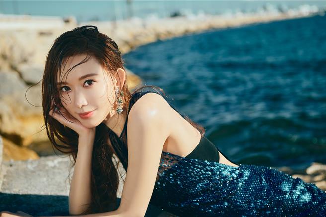 林志玲推出的2026桌曆封面之一海洋款，眼神有光氣場全開。（志玲姊姊慈善基金會提供）