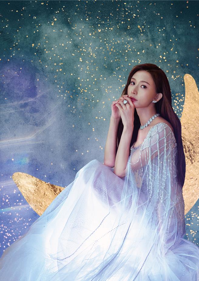 2026掛曆封底海報星辰款，風格溫柔堅毅。（志玲姊姊慈善基金會提供）