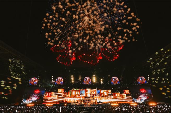 五月天「回到那一天」25週年巡迴演唱會貴陽站・築城環場版，發放近4分鐘的絕美煙火。（相信音樂提供）