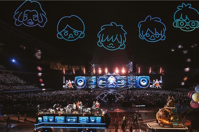 五月天貴陽站出動千台無人機在星空中變換出20種圖案的震撼場面。（相信音樂提供）