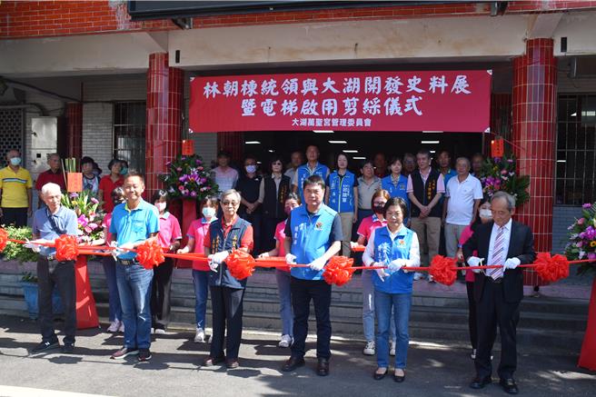 苗栗縣長鍾東錦就任後，撥款協助大湖鄉萬聖宮裝置電梯一座，提供給年長者上下樓參拜使用。（謝明俊攝）