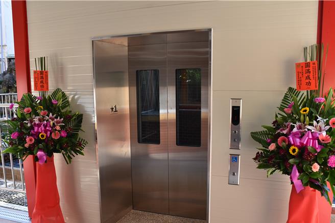 苗栗縣長鍾東錦就任後，撥款協助大湖鄉萬聖宮裝置電梯一座，提供給年長者上下樓參拜使用。（謝明俊攝）