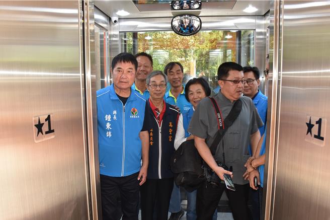 苗栗縣長鍾東錦就任後，撥款協助大湖鄉萬聖宮裝置電梯一座，提供給年長者上下樓參拜使用。（謝明俊攝）