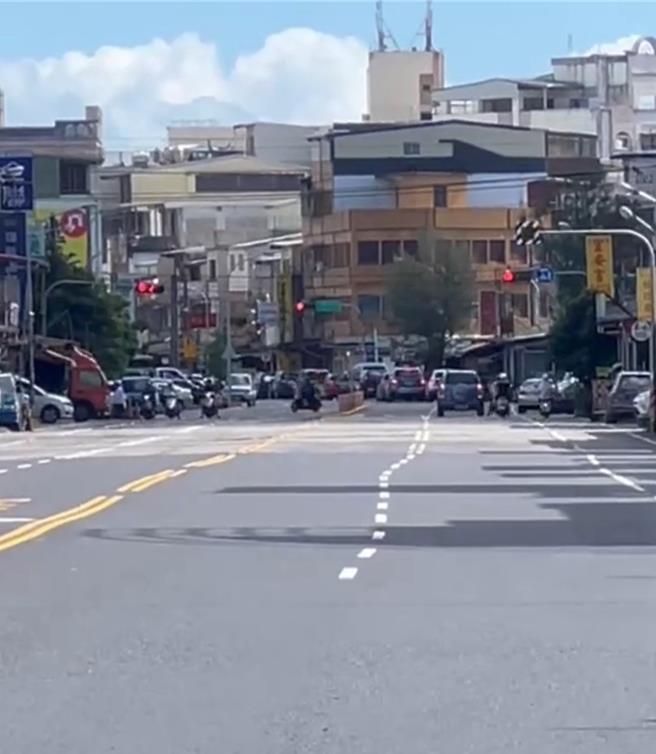 宜兰市有民眾近日在网路上PO出台7线路段的新标线照片，标线呈现明显弯曲。（吴佩蓉摄）