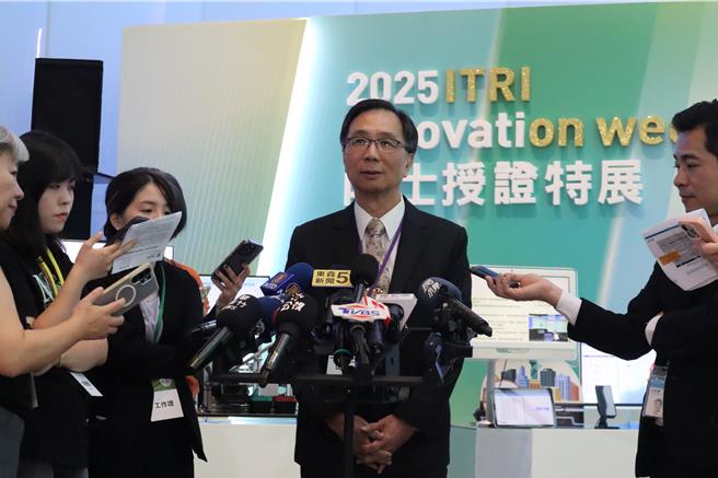 台大医疗体系管理发展中心主任倪衍玄认为AI与医疗的结合，最终盼望可达到精准健康的最高境界。（邱立雅摄）