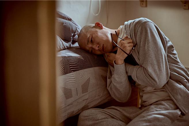 宋伟恩在《血．拾人生》诠释血癌患者「朱颐」备受肯定。（大爱台提供）