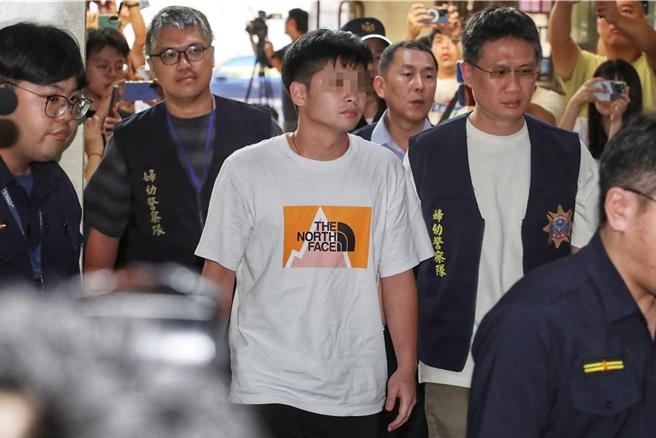 女星指控電視台前資深副總之子龔姓男子（中）涉下藥性侵、偷拍，台北地檢署承辦檢察官為保全相關證據，經向台北地方法院聲請核發搜索票獲准，15日指揮警方持搜索票搜索龔姓被告之住居所共 2處，並同步通知龔姓被告到案說明，隨後送往北檢複訊。（黃世麒攝）