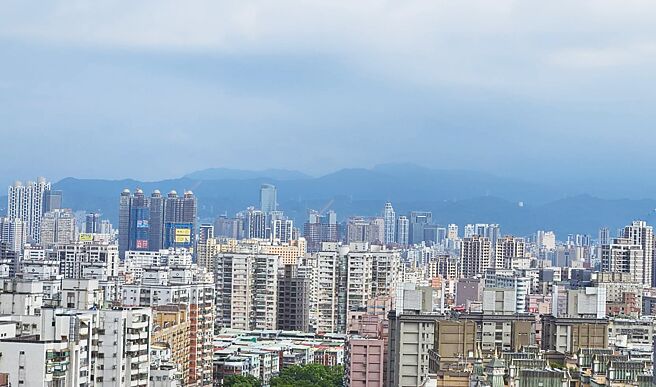 房市專家馨傳不動產智庫執行長何世昌今（18）日公開喊話：「建請央行取消回溯措施！」限貸令「回溯條款」不應無差別打房。圖／本報資料照片