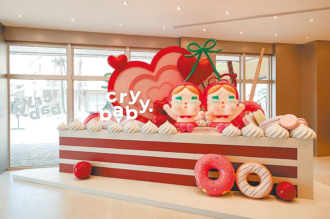 泡泡玛特桃园华泰店打造「CRYBABY爱神的眼泪系列-甜在一起」大型装置，超萌造景必拍照打卡。（POP MART提供）