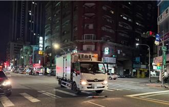 高雄小貨車左轉疑未禮讓   行人遭撞飛送醫