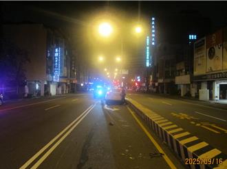 影》驚險瞬間！撿飲料失控    台中轎車猛撞分隔島衝對向車道