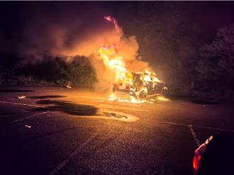台南漁光島清晨火燒車！男車內引火險喪命 海巡警消合力救人