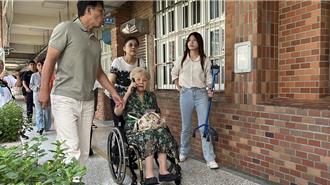 柯文哲交保柯媽哽咽  柯美蘭盼「審理直播」喊話小草：回到自己的生活