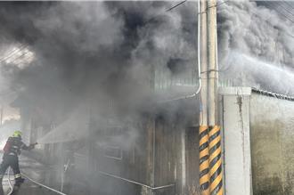 苗栗後龍鐵皮倉庫起火 濃煙竄升 消防全力控制火勢