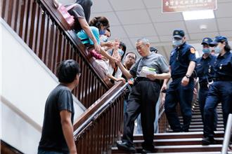 柯文哲哽咽替李文宗喊冤   呛检「去查赖清德手机」