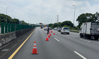 國道追撞！貨車故障中線「定格」 後車急煞遭追撞