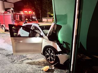 疲勞駕駛釀禍？ 新北三峽男開車自撞公車亭嚇到送醫