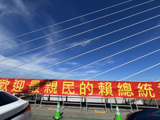 「最親民賴總統」布條　民眾黨團：與最新民調超諷刺對比