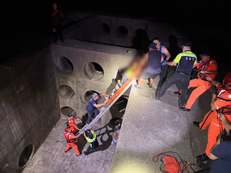 基隆外木山夜釣踩空！男墜5米涵洞斷腿　警消暗夜急拉人