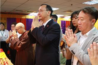 赴靈鷲山水陸法會祈願 國民黨主席朱立倫盼社會和諧