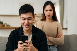 驚見男友跟高中妹曖昧聊天　網友：感情問題一律分手