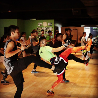 助攻泳渡日月潭 体适能教练创有氧「泳士之夜」暖身 