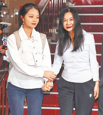 應曉薇女陪出庭 代母出征引話題