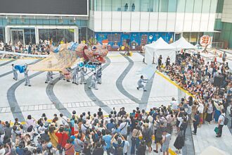 5尺神獸復甦 現身新舞臺藝術節