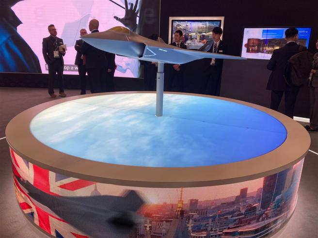 GCAP將是英義日未來新一代主力戰機。圖為英國「國際防衛安全裝備展」（DSEI）展出的戰機模型。（取自日本駐英大使鈴木浩「X」帳號）
