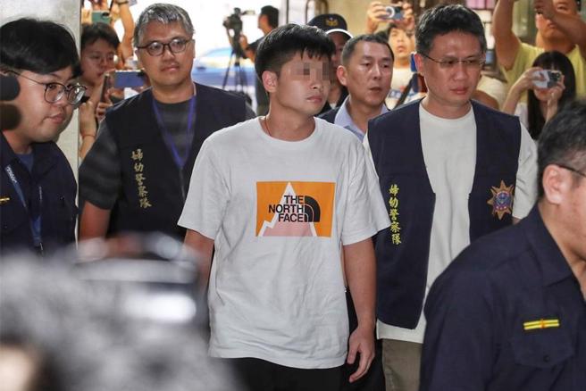 女星指控電視台前資深副總之子龔姓男子（中）涉下藥性侵、偷拍，台北地檢署承辦檢察官為保全相關證據，經向台北地方法院聲請核發搜索票獲准，15日指揮警方持搜索票搜索龔姓被告之住居所共 2處，並同步通知龔姓被告到案說明，隨後送往北檢複訊。（黃世麒攝）