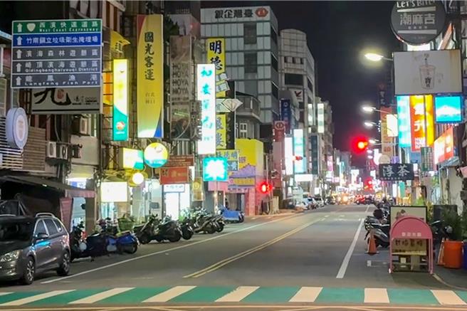 025年9月16日苗栗县／苗栗县竹南镇博爱街15日下午16时发生银楼抢案，嫌犯佯称要购买金饰，趁店家不注意抢走价值70多万元金饰，随后搭乘机车逃逸，并将赃物低价出售约50万元。（吕丽甄摄）