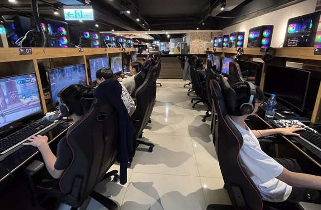 许多粉丝会到网咖抢演唱会门票，在于「网速够快」。(图／中时新闻网)