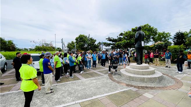 國有財產署南區分署台東辦事處會勘建農里蔣公銅像，數十名里民齊聚現場，表達拒拆訴求。（蕭嘉蕙攝）