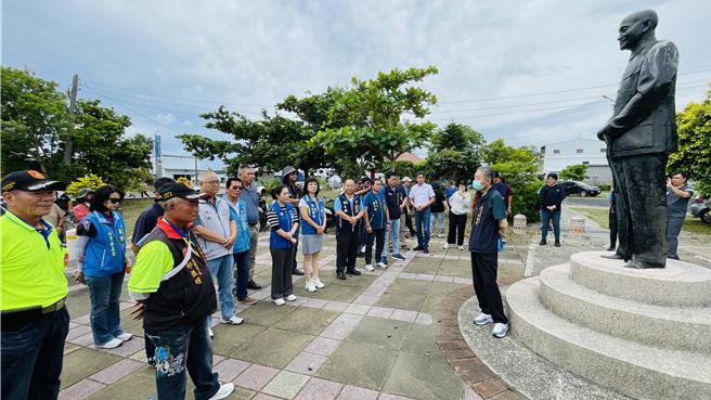 國有財產署南區分署台東辦事處會勘建農里蔣公銅像，數十名里民齊聚現場，表達拒拆訴求。（蕭嘉蕙攝）
