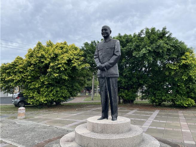 台東市建農里蔣公銅像之一，被居民視為承載情感與歷史記憶的象徵。（蕭嘉蕙攝）