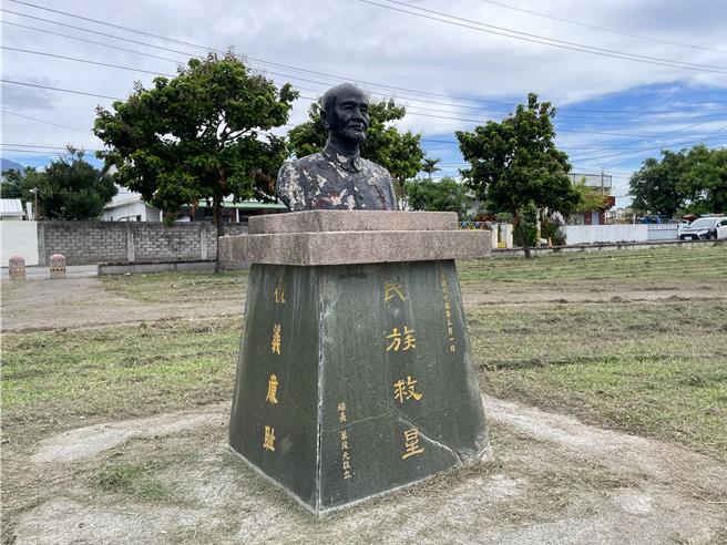 台東市建農里蔣公銅像之一，被居民視為承載情感與歷史記憶的象徵。（蕭嘉蕙攝）