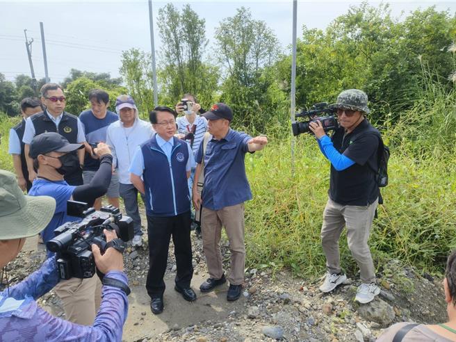 张春晖受访表示，看到美浓山水宝地被破坏成这样感到「痛心疾首」，强调接获通报都会从严查办，也与高雄市府等相关单位，通盘检讨相关通报、裁罚机制，遏止相关事件不断发生。（林雅惠摄）