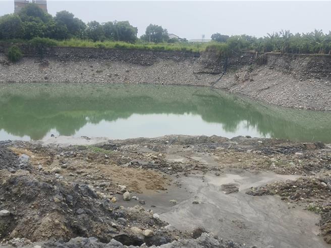 桥头地检署检察长张春晖今日现勘的其中一块地，就是遭立委柯志恩所揭发首起「大峡谷」所在，近日下雨过后已成混杂大量废弃物的泥泞水坑，让附近居民非常担心。（林雅惠摄）