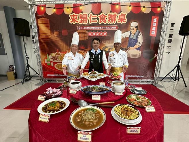 歸仁區長朱雅宏與今年掌杓的蘇嘉進與施宗泰總舖師。（歸仁區公所提供／曹婷婷台南傳真）