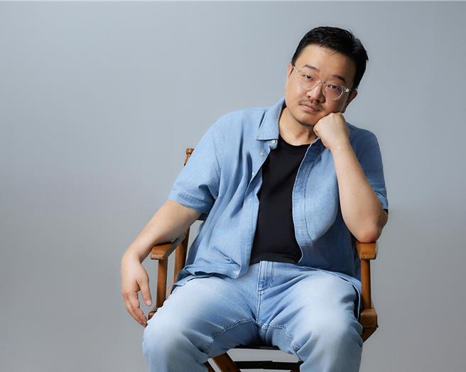 延尚昊执导新片《丑得要命》越洋接受台湾媒体访问。（© 2025 Plus M Entertainment and WOWPOINT. All Rights Reserved.）