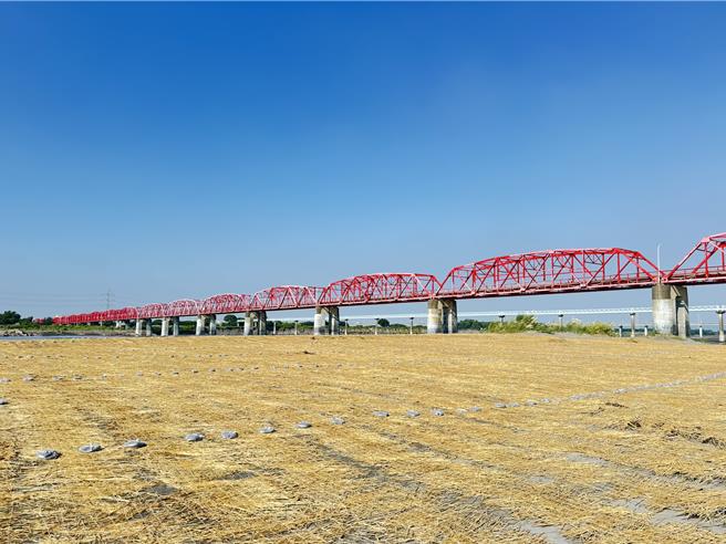 第四河川分署在乾燥无水的滩地上铺设稻草席以抑制扬尘，上周部分遭拍甜根子花海的民眾车辆压毁。（第四河川署提供）