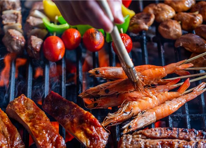 10月5日「星火食光之夜」登場，由飯店廚藝團隊在頂樓露天空間架起烤爐，展開氣勢十足的串燒派對，串燒派對使用大量在地食材，展現地方特色。（圖／太魯閣晶英酒店）